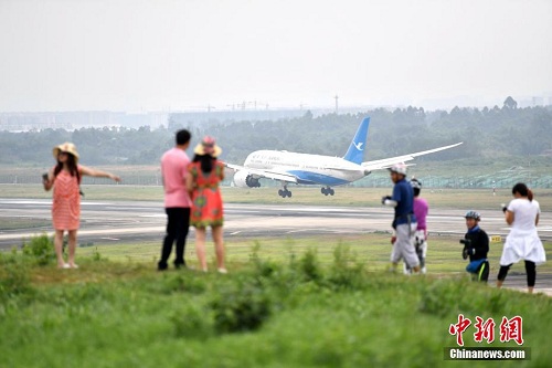 成都打造空港花田 民众扎堆近距离看飞机降落